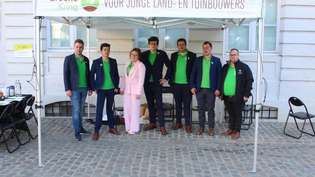 De jonge landbouwers van Groene Kring trokken in kostuum naar de Vlaamse regering om net als Ineos waarborgen en garanties te krijgen voor hun bedrijven.