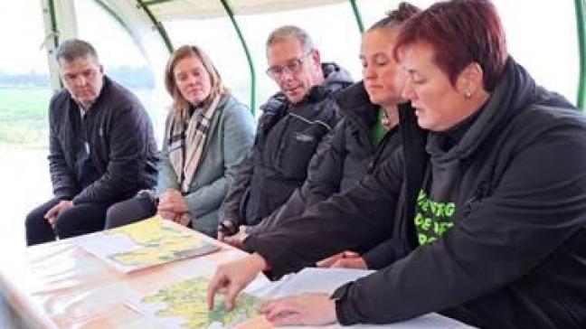 De boerinnen leggen onderweg in de huifkar uit op welke uitdagingen ze stoten met hun bedrijven.