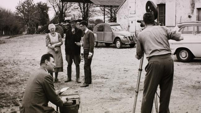 Foto van tijdens de voorbereiding van de filmopnamen op het gemengd bedrijf van Verheecke-Hallaert te Thou, Loiret. Het interview diende voor de uitzending van 23/4/1961: ‘Vlaamse boeren in Frankrijk’. 1961.