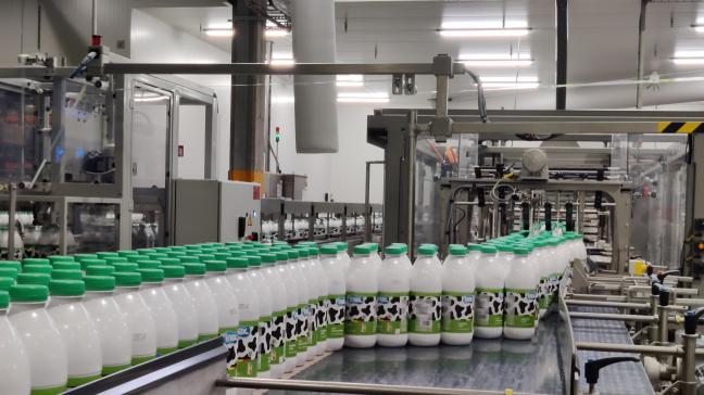 Inex investeerde in een state-of-the-art productielijn voor het afvullen van melk en room in PET-flessen.