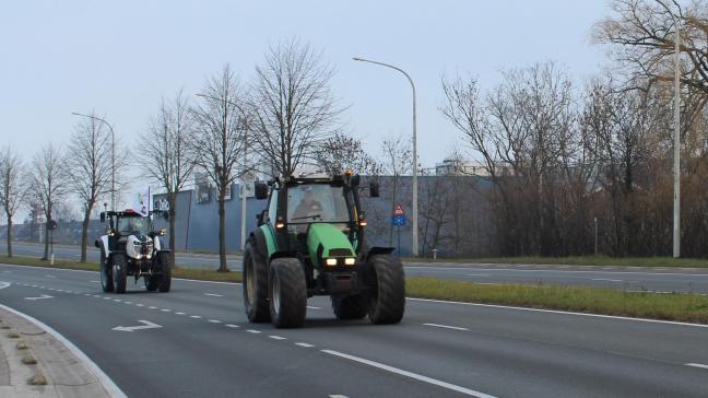In Duitsland waren vandaag naar verluidt meer dan 20.000 tractoren onderweg naar de Brandeburger Tor in Berlijn om te protesteren tegen het wegvallen van enkele financiële voordelen.