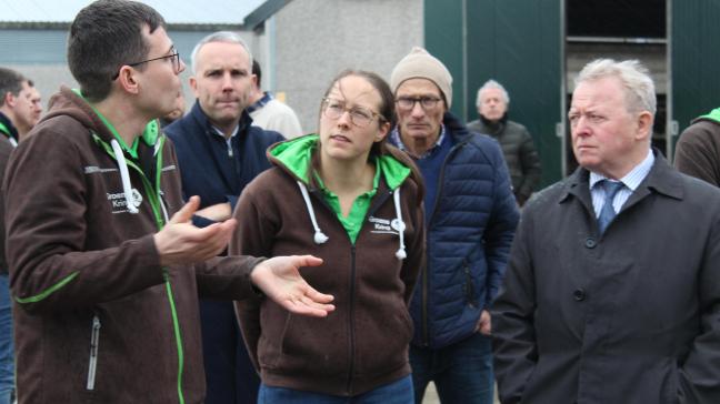 Groene Kring nodigde de Europese commissaris voor Landbouw Janusz Wojciechowski (r.) uit naar Ieper. Die ging daar in gesprek met onder meer Susan Mahieu (vooraan m.) en voorzitter Bram Van Hecke van Groene Kring (l.).