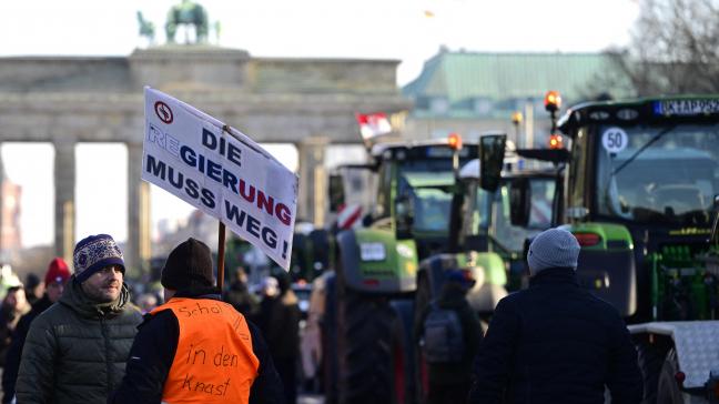 In heel Duitsland voeren boze boeren actie. Aan de Brandenburgse Poort in de hoofdstad Berlijn verzamelden zowat 200 tractoren en vrachtwagens.