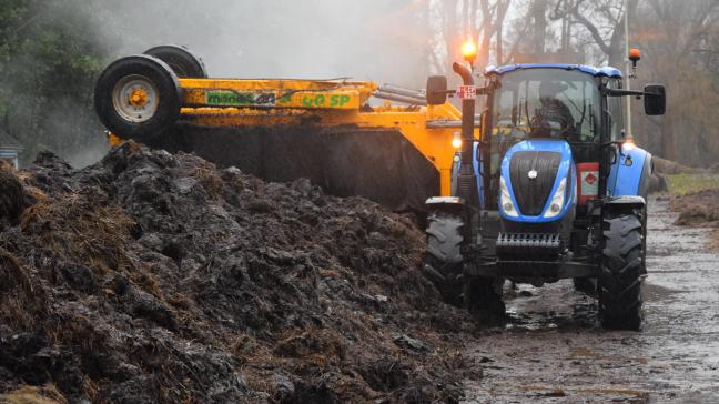 Een compostkeerder mengt voor de eerste keer de boerderijcompost voor bioboerderij Oogstappel.