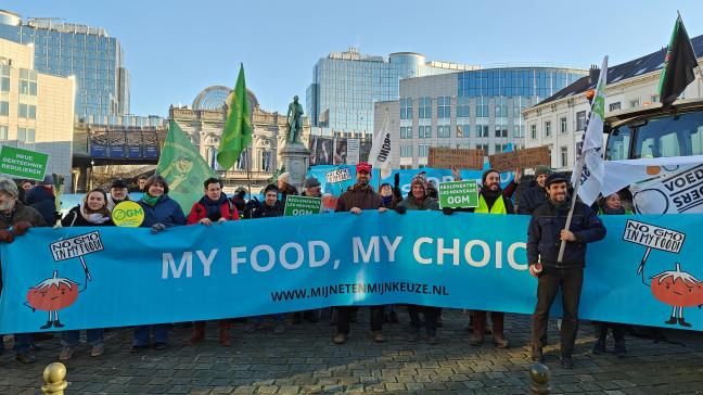 Enkele landbouw- en milieuorganisaties hebbenop 11 januari opnieuw tegen de versoepeling van de ggo-wetgeving geprotesteerd.