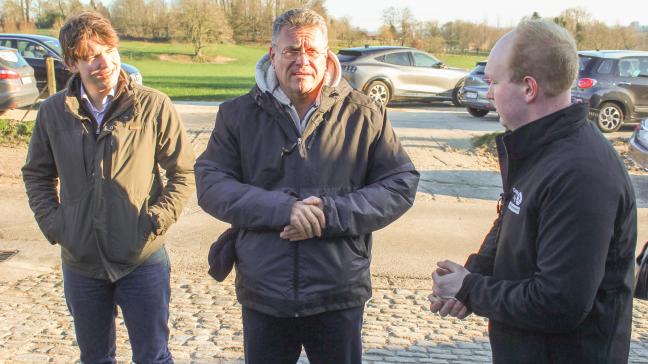CEJA-voorzitter Peter Meedendorp (l.) nodigde Eurocommissaris Maros Sefcovic (m.) uit bij de jonge veehouder Jonas Lemaire (r.).