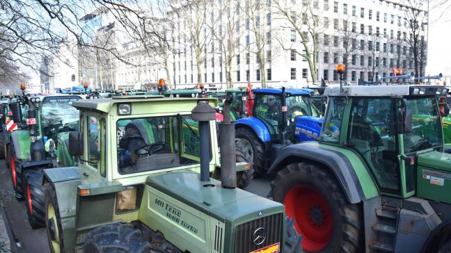 In Vlaanderen protesteren de landbouwers momenteel door plaatsnaamborden om te draaien, in Frankrijk en Duitsland halen ze de tractor van stal om te protesteren.