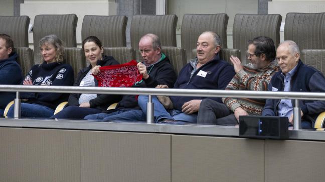 Toeschouwers met boerensjaaltje wachten op de stemming van het stikstofakkoord in de tribunes van het Vlaams parlement.