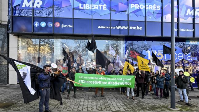 Landbouwers voerden actie tegen de versoepeling van ggo-wetgeving aan het MR-partijhoofdkwartier