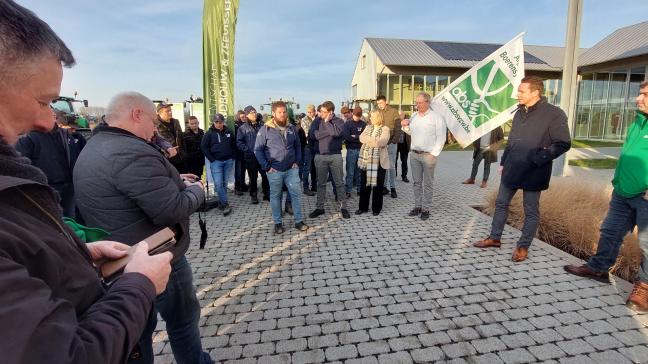 Minister van Landbouw Jo Brouns (cd&v) ging in Kinrooi in gesprek met landbouwers die hem daar hadden opgewacht.