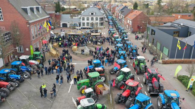 Bij 400 tractoren verzamelen zich dinsdagmiddag op de Markt in Merksplas.