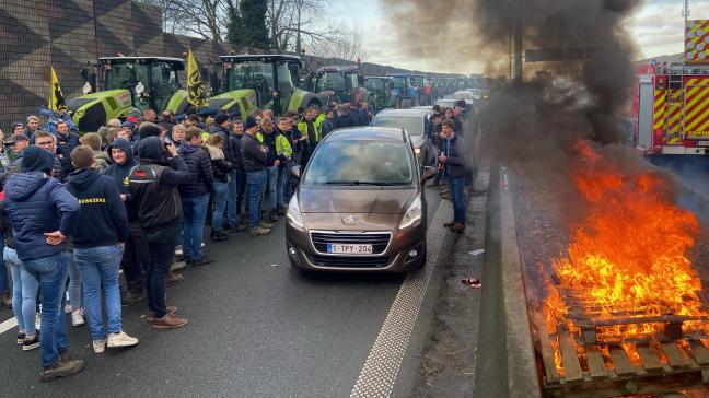 De E40 ter hoogte van Aalter is in beide richtingen volledig versperd, met uitzondering van één rijstrook met stapvoets verkeer in elke richting