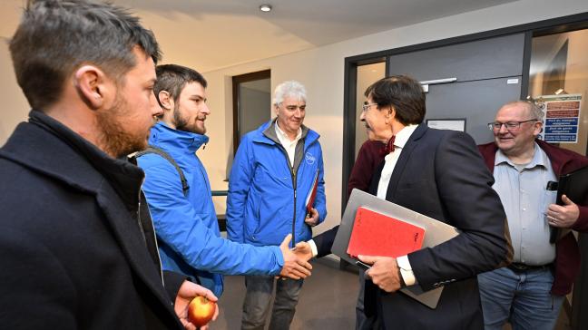 Waals minister-president Elio Di Rupo zat op woensdag 31 januari samen met vertegenwoordigers van Waalse landbouworganisaties, waaronder de FJA (Fédération des Jeunes Agricultures).