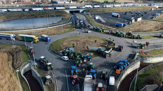 Landbouwers blokkeren de E40 in Aalter op woensdag 31 januari.