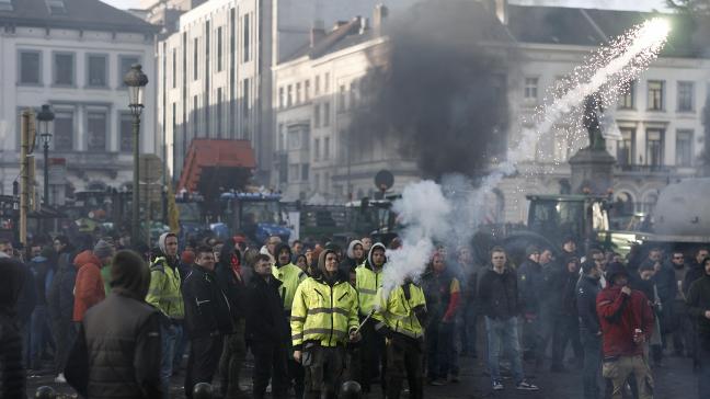 Betogende boeren komen in aanvaring met de politie tijdens een demonstratie op donderdagmiddag op het Luxemburgplein, Brussel.