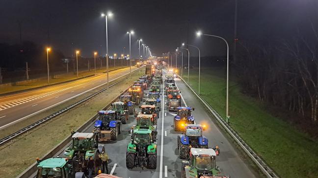 Vlaamse en Nederlandse boeren blokkeren sinds deze nacht de E19 in Meer.
