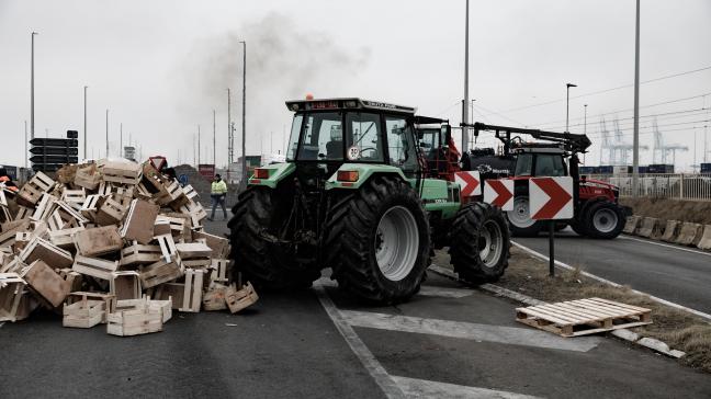 Na overleg met de Vlaamse landbouworganisaties schorten de actievoerders ter plaatse de blokkades van de haven van Zeebrugge op.