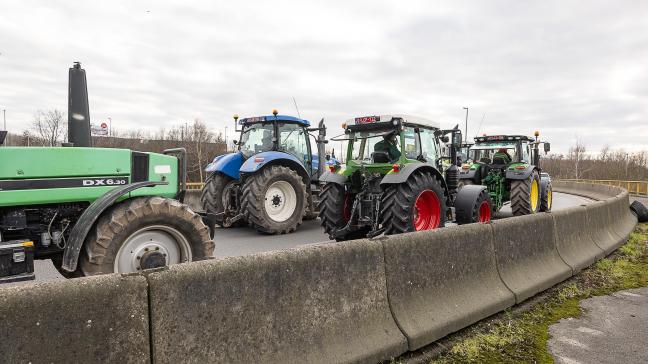 Boerenprotest op woensdag 31 januari op de E40 in Wetteren. Al een week protesteren boeren tegen het landbouwbeleid van de overheid en voor betere voorwaarden.