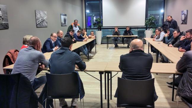 Boeren onderbreken een lezing van Vlaams minister Ben Weyts en N-VA parlementslid Theo Francken in Leuven.