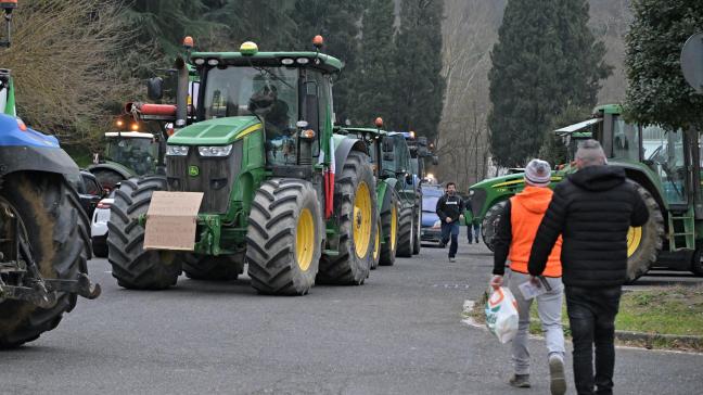 Een konvooi tractoren is onderweg naar Rome om deel te namen aan een week boerenprotesten.