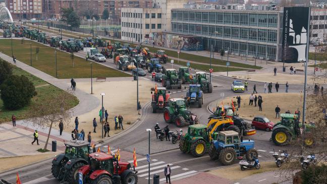 Spaanse boeren blokkeerden op dinsdag 6 februari wegen met hun tractoren.