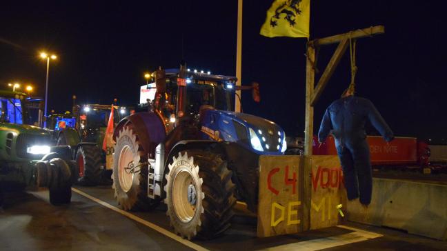 Een van de tractoren die dinsdagochtend de afrit naar de haven te Stabroek blokkeert. N-VA blijft kop van jut bij de boerenprotesten.