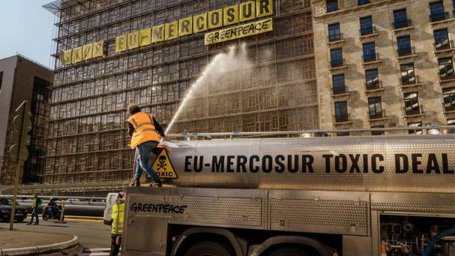 Greenpeace protesteerde eerder al tegen het vrijhandelsakkoord tussen de EU en de Mercosur-landen, zoals met deze actie op 25 mei 2023.