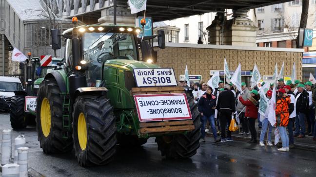 Franse boeren protesteren op vrijdag 23 februari in Parijs. Daar vindt zaterdag een landbouwbeurs plaats.