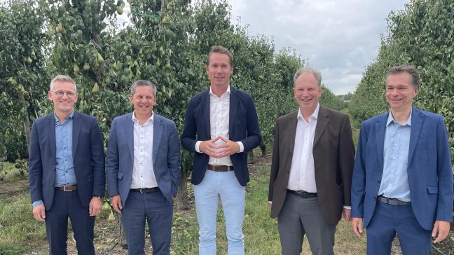Mark Andries (tweede van rechts) is door de Vlaamse regering aangeduid als ‘procesbegeleider’ voor de globale coördinatie van het landbouwakkoord dat de regering vorige week heeft gesloten met de 3 landbouworganisaties.