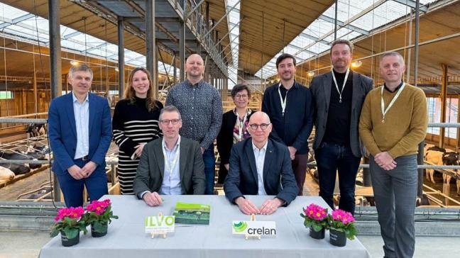 De nieuwe samenwerking werd bezegeld door Joris Koen Verniest, Hoofd go-to-market customer journey (rechts aan de tafel) en Joris Relaes van ILVO (links aan de tafel).