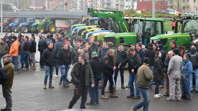 170 tractoren verzamelden donderdag 29 februari voor het Vlaams Administratief Centrum in Brugge.