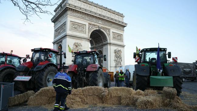 In de Franse hoofdstad Parijs heeft een groep boze boeren op actie gevoerd rond de Arc de Triomphe.