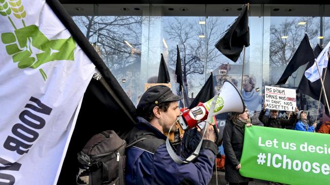 Tijs Boelens van Boerenforum tijdens een eerder protest op 26 januari in Brussel. Hij is blij met de uitkomst van de federale hoorzitting. We trokken naar deze hoorzitting hopend op een versterking van het huidige prijzenobservatorium en die buit lijkt binnen, zegt Boelens.