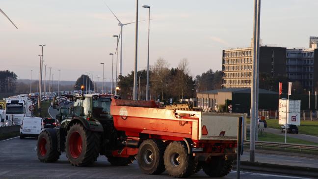 Een tractor met aanhanger blokkeert de ingang naar de haven van Gent op 14 maart 2024.