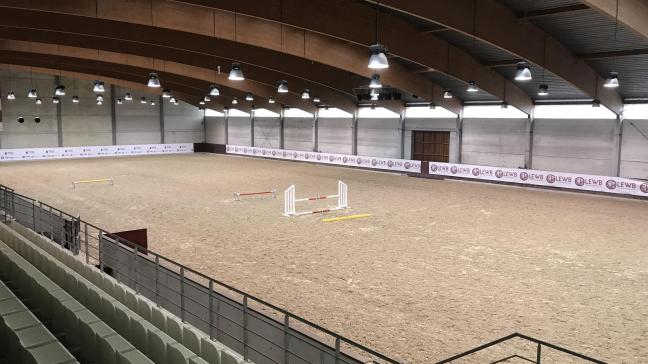 De paardensportstal in Ternat, was ook in de commissie Leefmilieu van het Vlaams Parlement onderwerp van gesprek. (Foto = illustratie, niet de betrokken paardensportstal)