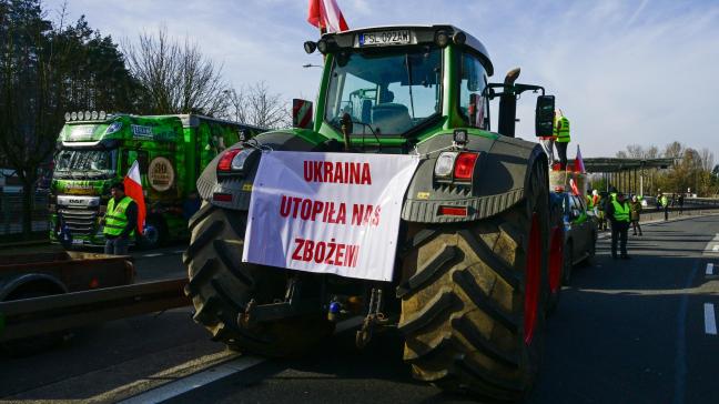 De spandook leest Oekraïne verdrinkt ons in graan. Poolse boeren protesteren al lang tegen de invoer van goedkoper Oekraïens graan, die de markt zou verstoren.