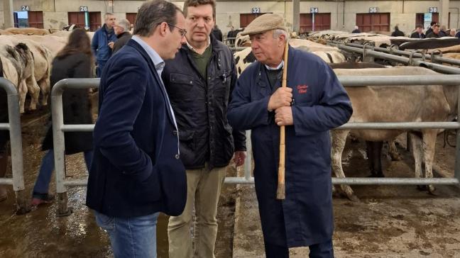 David Clarinval (links), federaal minister van Landbouw, werkt met zijn Franse collega Marc Fesneau aan het heropenen van de grenzen voor de handel in runderen.