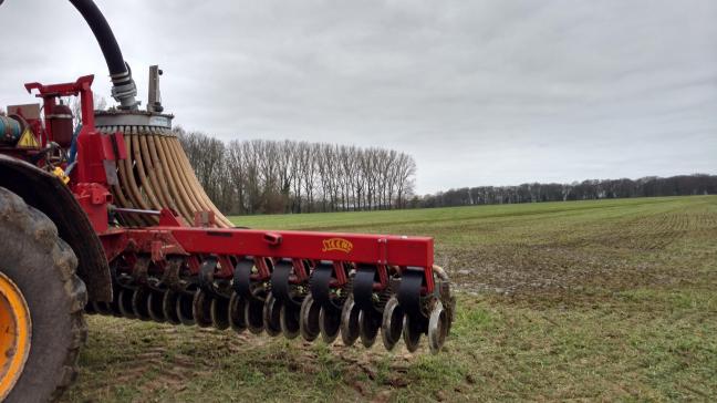 Tot 15 juni zal ‘s nachts bemesten gedoogd worden door de uitzonderlijke weersomstandigheden en de bijhorende problemen, meldt het kabinet van Demir.