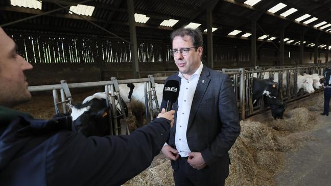 Samen met Europese landbouwministers bezocht federaal landbouwministerClarinval een veehouderij in Wallonië op 8 april, ter gelegenheid van de informele landbouwraad.