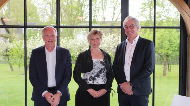Rik Vandeputte van Leievoeders (rechts) volgt Dirk Van Thielen van Arvesta (links) op als voorzitter van de Belgian Feed Association. Katrien D’hooghe (midden) blijft op post als managing director van BFA.
