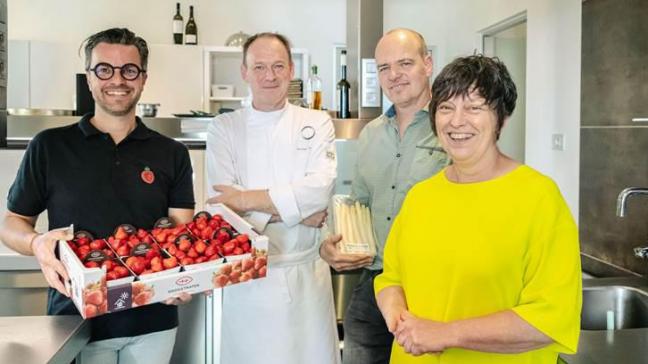 Van links naar rechts: Stef Engelen van Morango Fruits, Johan Ariën van restaurant Joels, Ben Paepen van De Aspergehoeve en gedeputeerde Kathleen Helsen (cd&v).