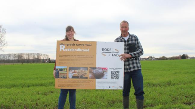 Het idee voor het Rodelandbrood van Chris (rechts), Liesbet (links) en buurman Pascal kwam over van de polders, waar er een paar gelijkaardige projecten lopen.