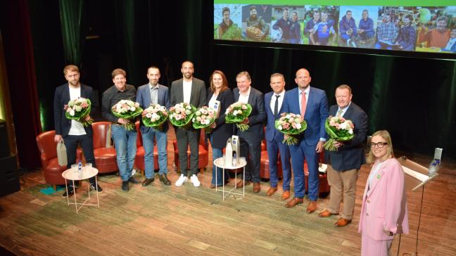 V.l.n.r. Quinten Vanheuverzwyn (PVDA), Jeremie Vaneeckhout (Groen), Bruno Tobback (Vooruit), Sammy Mahdi (cd&v), Gwendolyn Rutten (Open-Vld), moderator Johny Vansevenant, Boerenbond-voorzitter Lode Ceyssens, Theo Francken (N-VA), Stefaan Sintobin (Vlaams Belang) en gastvrouw Elisabeth Mertens.