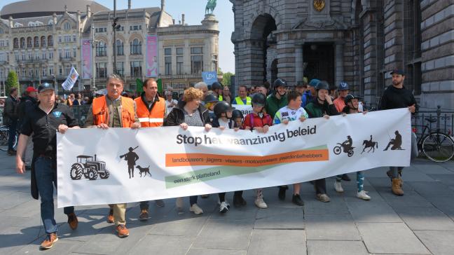 Met de protestwandeling wilden de betogers een halt toeroepen aan het volgens hen ‘waanzinnig beleid’.