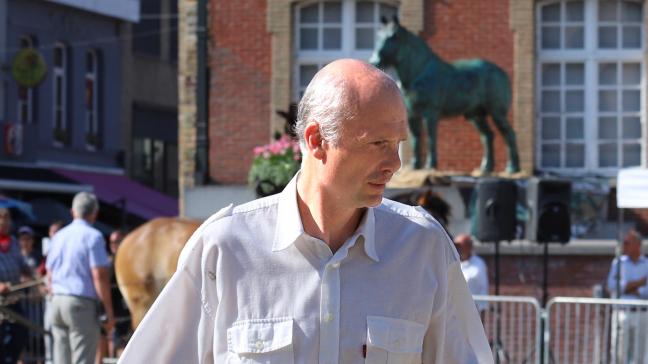 Marc Pollet als regisseur van dienst tijdens de parade op het jaarlijkse evenement Paardenmarkt Torhout.