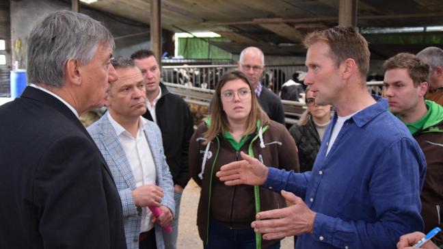 Melkveehouder Gert Godrie legt aan Vlaams minister-president Jan Jambon uit dat er nog veel onduidelijkheden bestaan over hoeveel ammoniak hij juist moet reduceren voor een nieuwe vergunning.