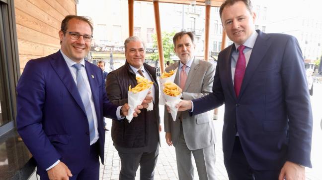 In de aanloop naar de eerste Internationale Aardappeldag ging de Belgische minister David Clarinval (links) frietjes etenmet Luis Enrique Chavez Besagoitia (de ambassadeur van peru) en met de Ierse LandbouwministerCharlie McConalogue, in de bekende Brusselse frituurMaison Antoine.