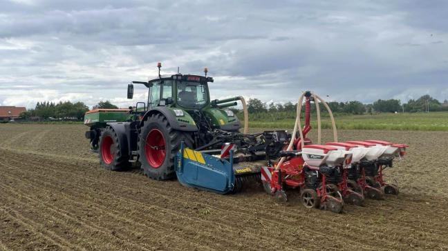 Rotorspitmachine met aangekoppelde maïszaaimachine dit voorjaar aan het werk.