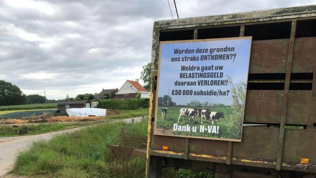 Langs plattelandswegen in West-Vlaanderen zijn deze borden te spotten, waarmee Boerenhart Vlaanderen N-VA cynisch bedankt voor hun landbouw- en milieubeleid.