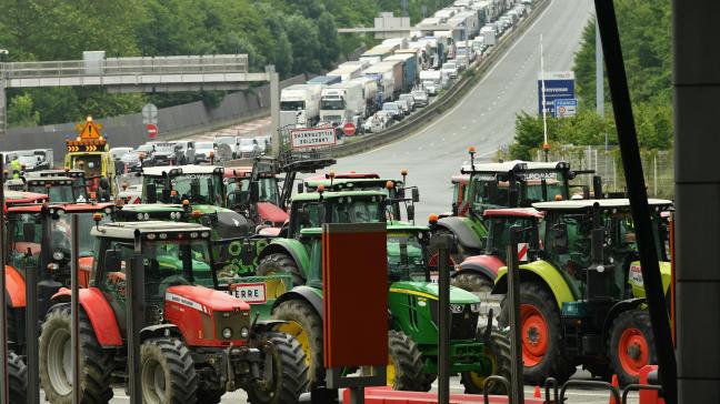 Door een gezamenlijke actie van Franse en Spaanse landbouwers zijn op maandag 3 juni verschillende grensovergangen langs de Pyreneeën geblokkeerd.